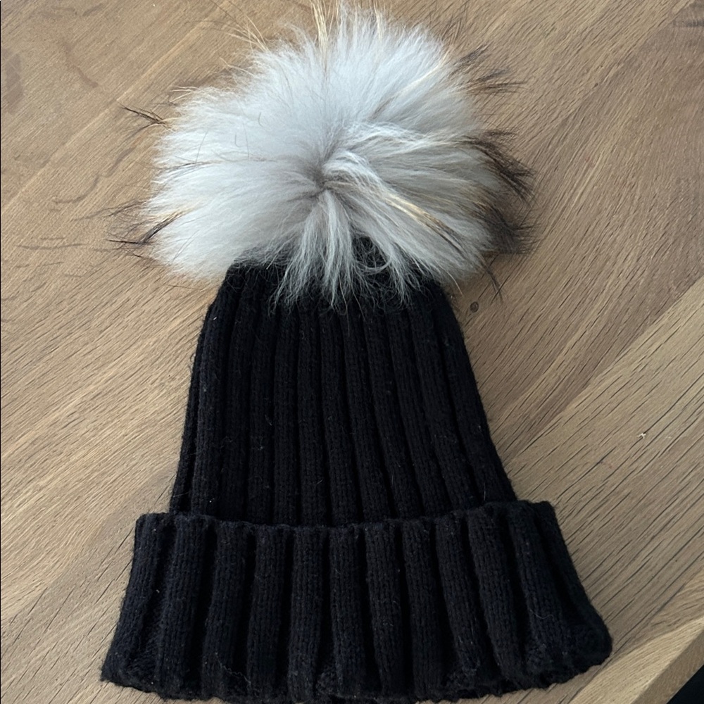 Elegant Black Knit Beanie with Faux Fur Pom